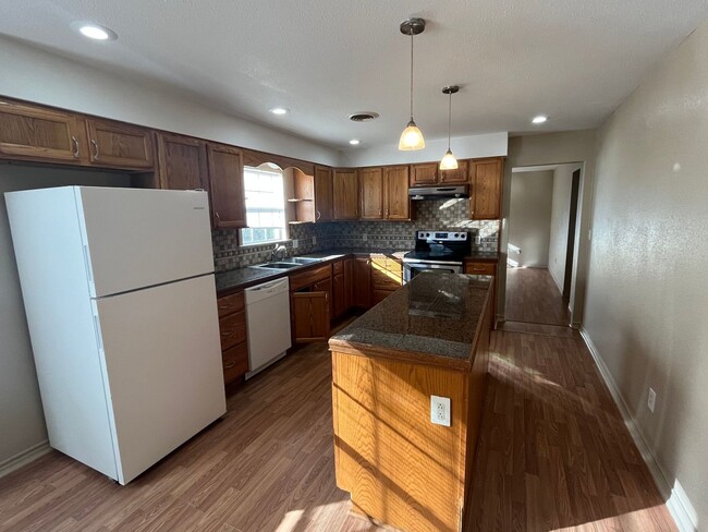 Building Photo - 4Bd, 2Ba, 2 Living Area, All Appliances In...