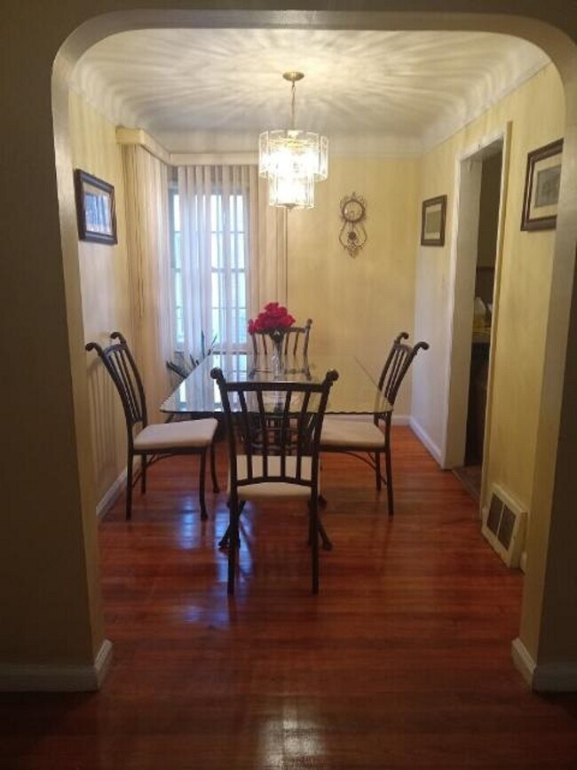 Formal Dining Room - 11742 Beaconsfield St