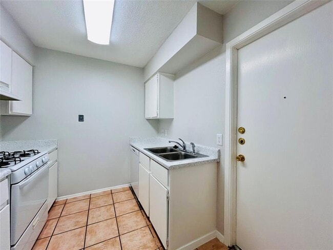 Building Photo - 12211 Dundee Dr