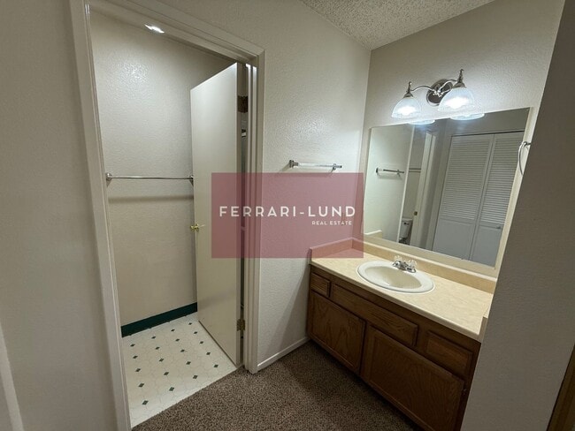 Building Photo - ?? Loft Style Townhome in Reno - Kay DeAlba Property!! ??