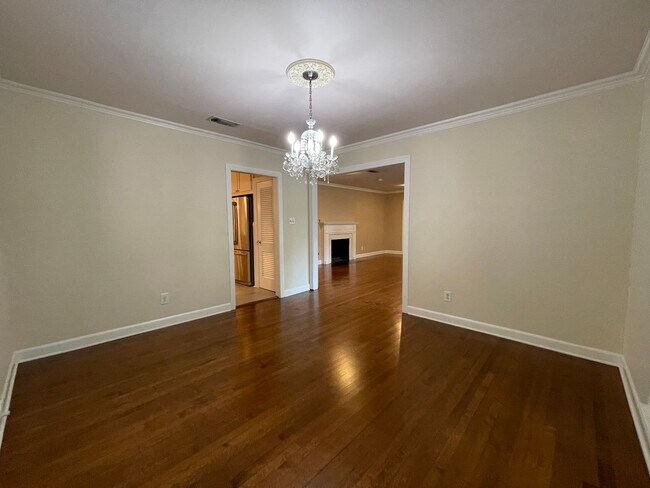 Building Photo - AVAILABLE NOW --3 BEDROOM 2 BATH HOME IN T...