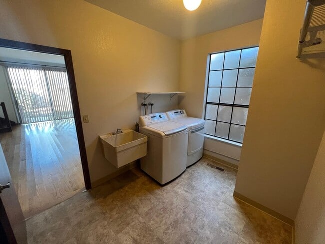 Building Photo - 381 St Andrews Ln