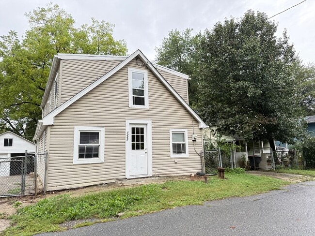 Building Photo - Newly Renovated 3 Bedroom 1.5 Bathroom Hom...