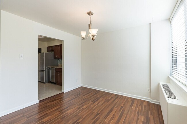 Building Photo - Charming garden-level 2-bedroom, 1-bath home