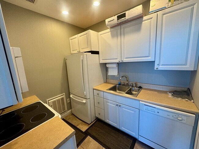 Building Photo - 77 Adams St