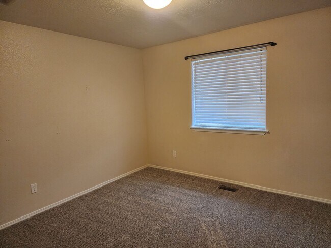 Building Photo - Charming single level 4 bedroom home in Crimson Point community. Spacious open floor plan, oversi...