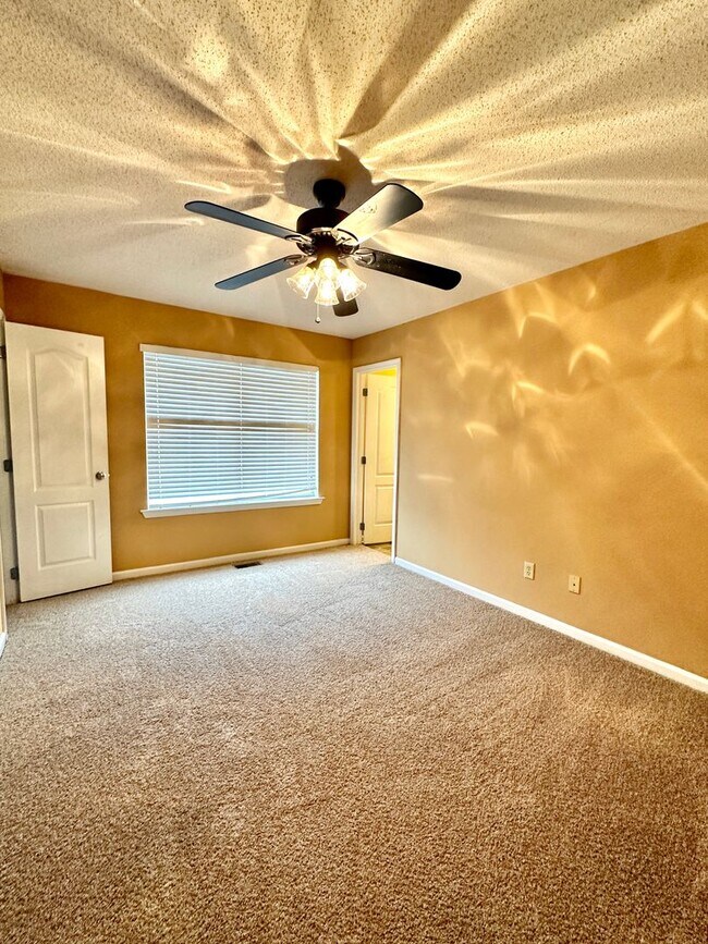 Building Photo - 11424-26 Oak Arbor Way