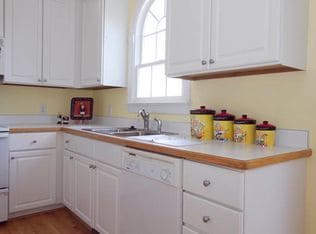 Building Photo - Gorgeous 4BR/3.5BA Townhouse in Desirable ...