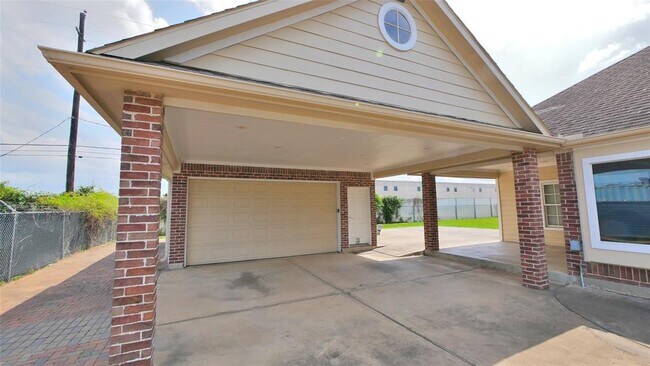 Building Photo - 13203 Weiman Rd