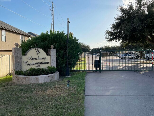 Building Photo - 1000 Ranchway Dr