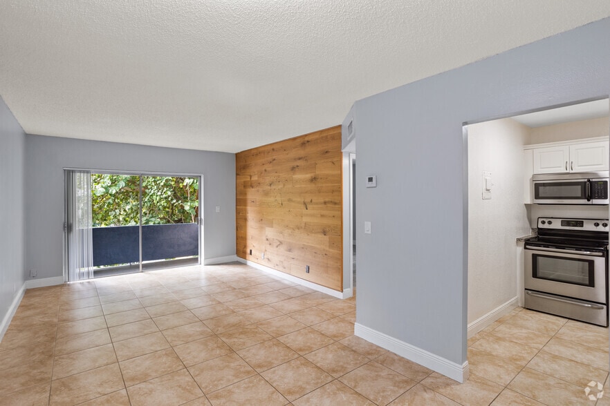 1BR, 1BA - 632SF - Living Room / Dining Room - Sabal Pointe Apartments