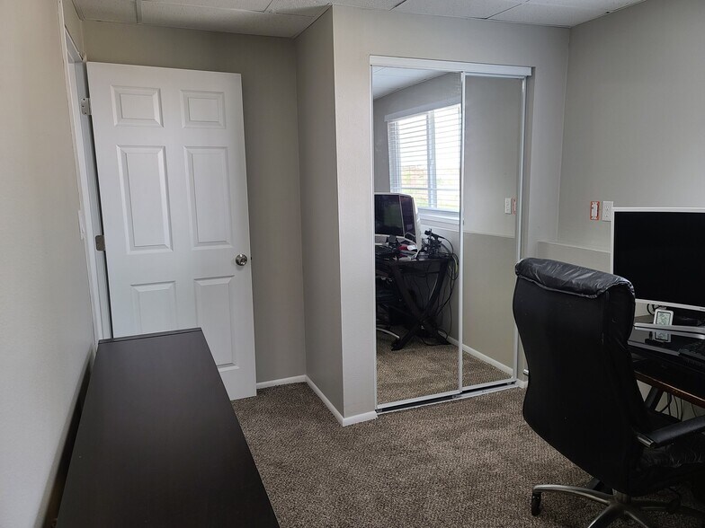 Building Photo - 940 W Red Oaks Dr