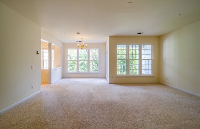 Building Photo - 2-level condo, conveniently located