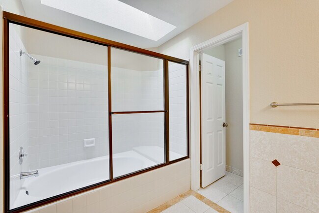 Building Photo - Large, Bright Sunnyvale Townhome near Border of Mountain View