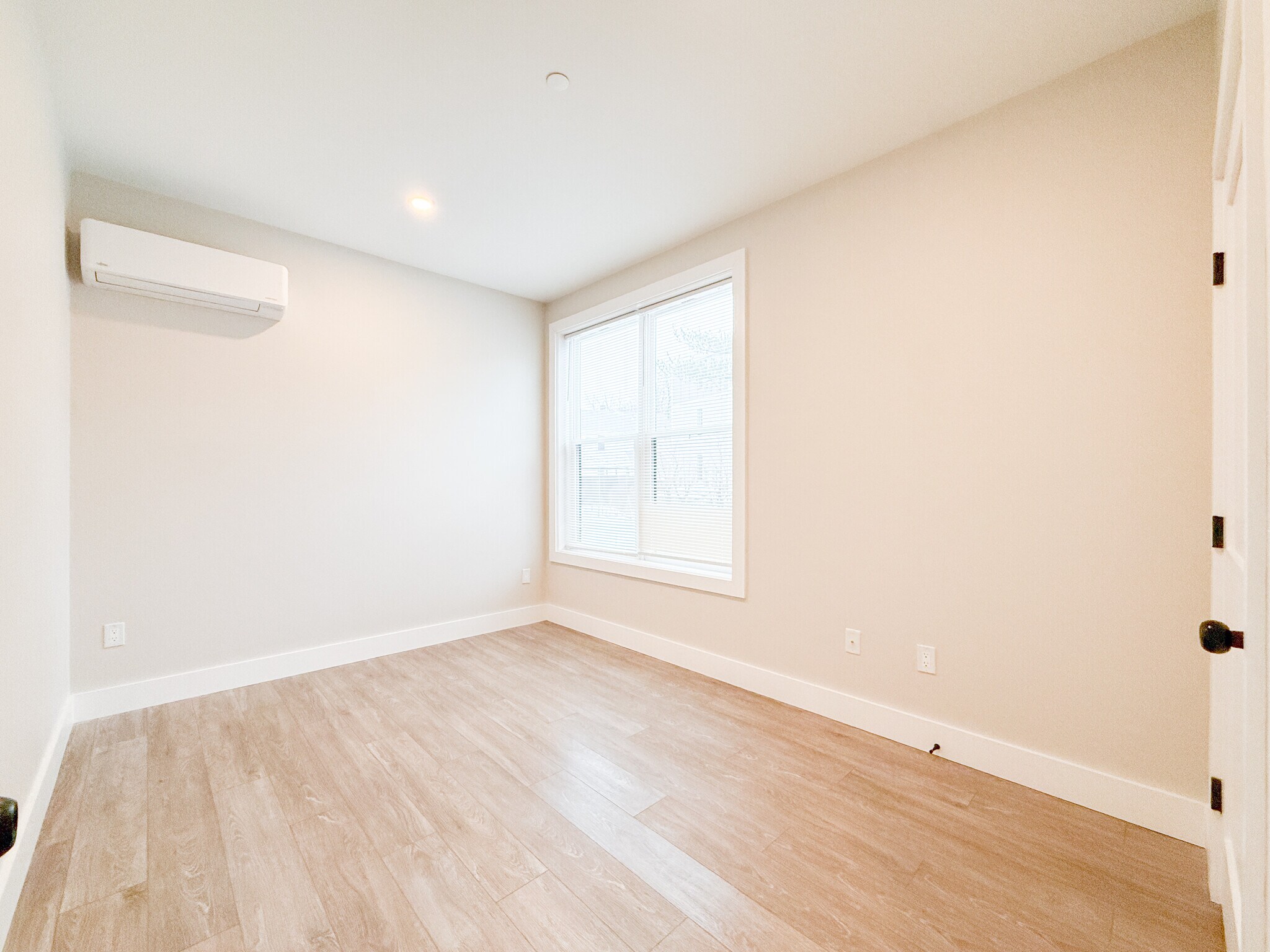 Building Photo - 58 River St