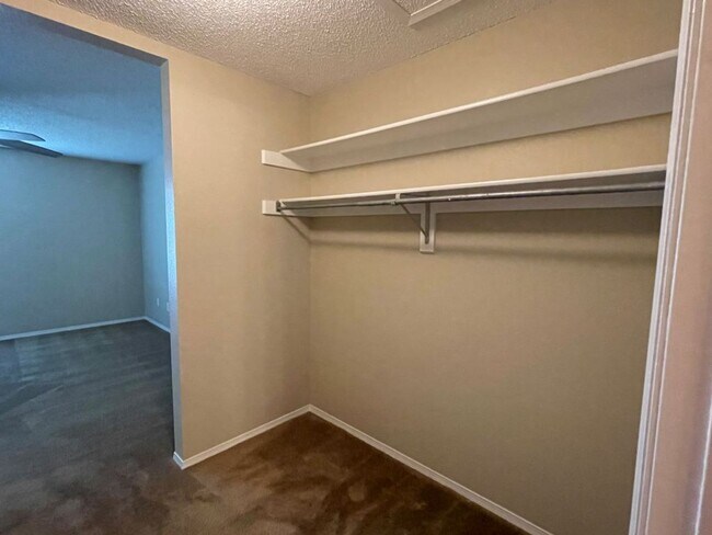 Building Photo - 1 Bedroom Condo in gated Hunting Meadows