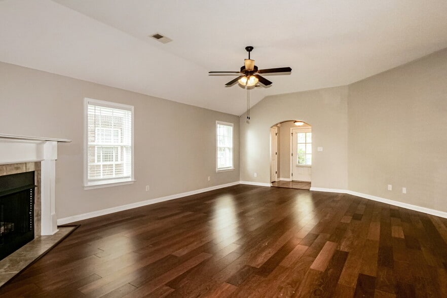 Building Photo - 7333 Green Ash Dr