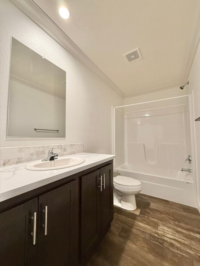 Building Photo - 1909 E Routt Ave