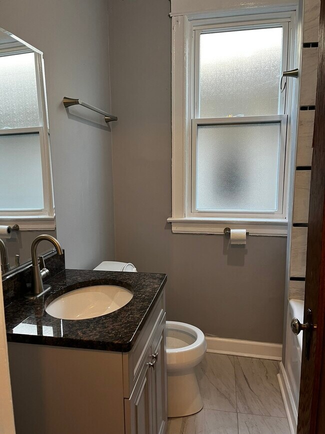 Building Photo - 1528 E 72nd St