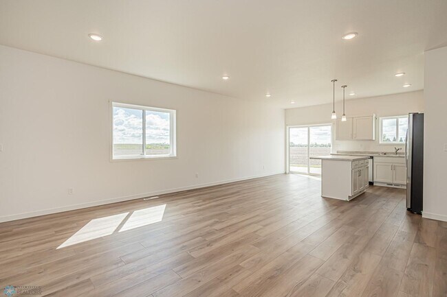 Building Photo - 4 bedroom 2 bathroom house