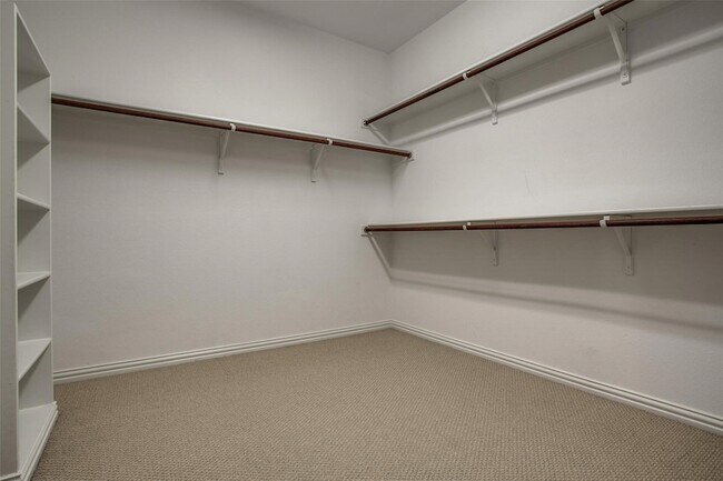 Building Photo - 1420 Canary Dr