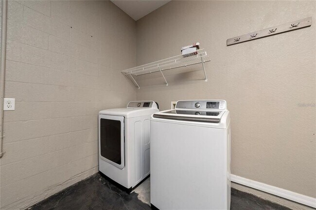 Building Photo - 2893 Whispering Trails Dr