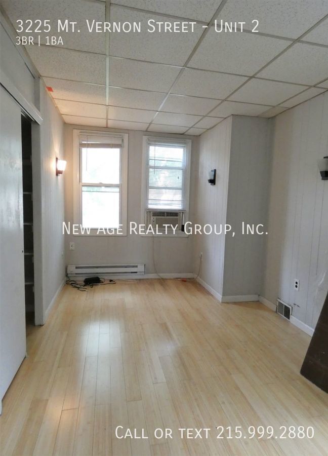 Building Photo - Spacious bi-level apartment available!