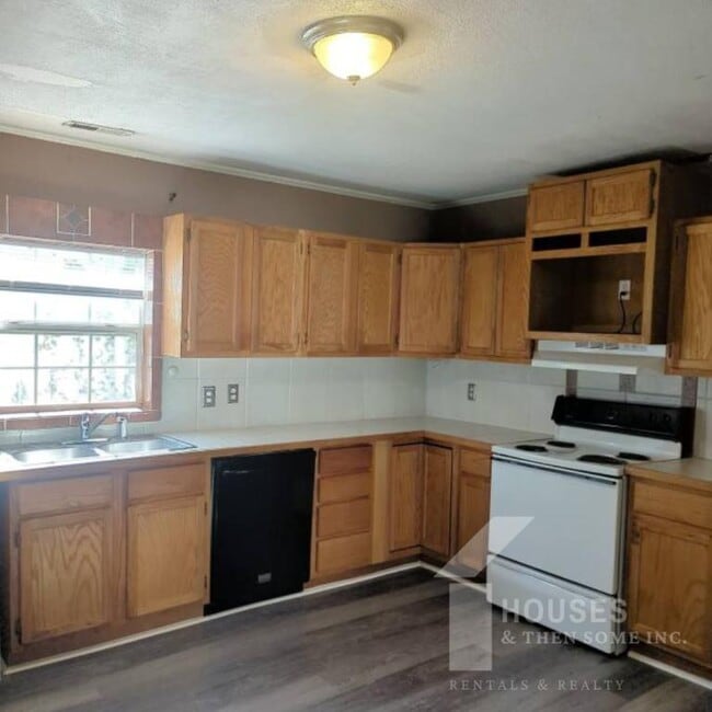 Building Photo - 108 Davis St