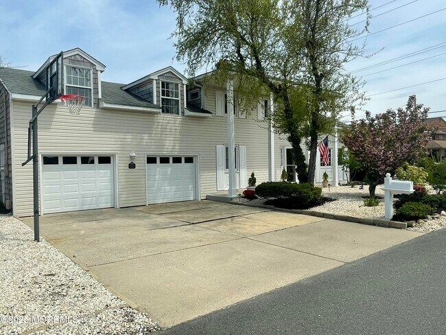Building Photo - 300 Bay Ln