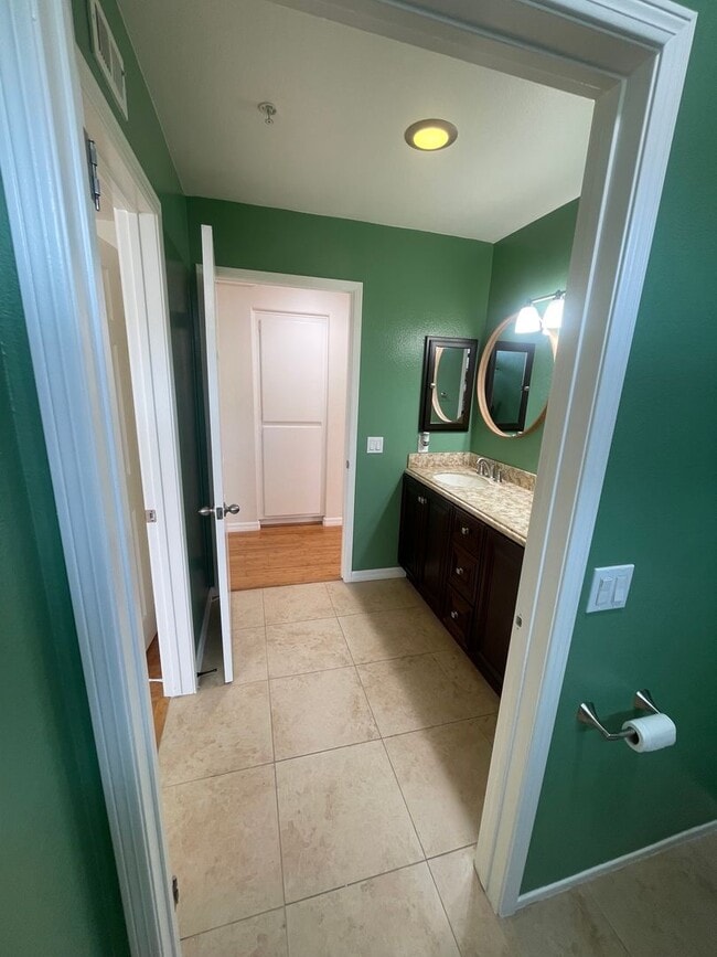 Building Photo - Very Spacious 1 Bed, 1 Bath Condo in Mission Viejo For Rent-In Unit Laundry and Attached Garage