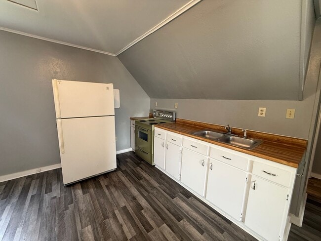 Building Photo - East 3rd Duplex