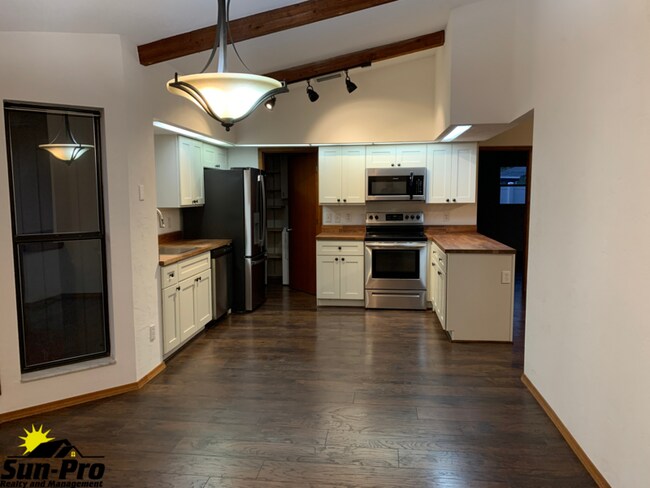 Building Photo - 2025 Willow Oak Dr