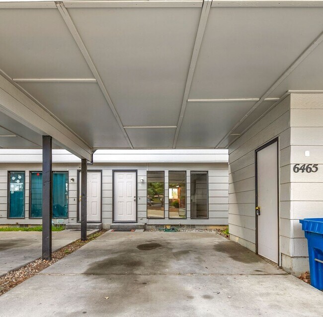 Building Photo - 2bed, 1.5 bath Duplex with Covered Carport & Fenced Yard!