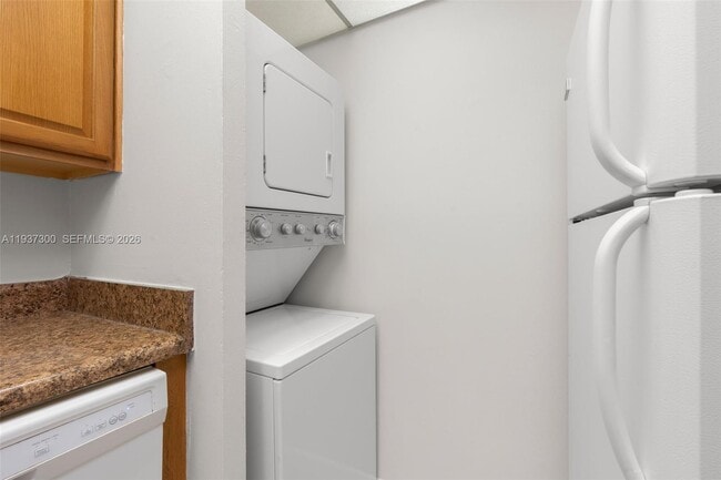 Building Photo - 10032 Twin Lakes Dr