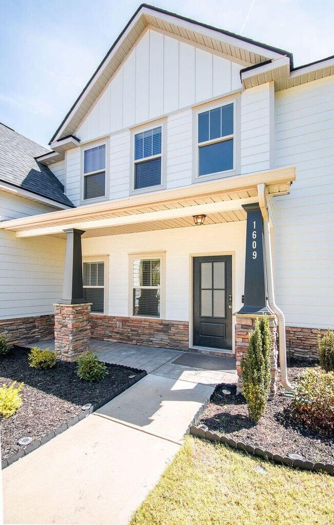 Building Photo - 1609 Lindley Ln