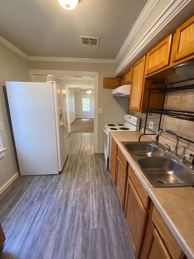 Building Photo - Cute 3 Bed 1 Bath Near Tinker AFB