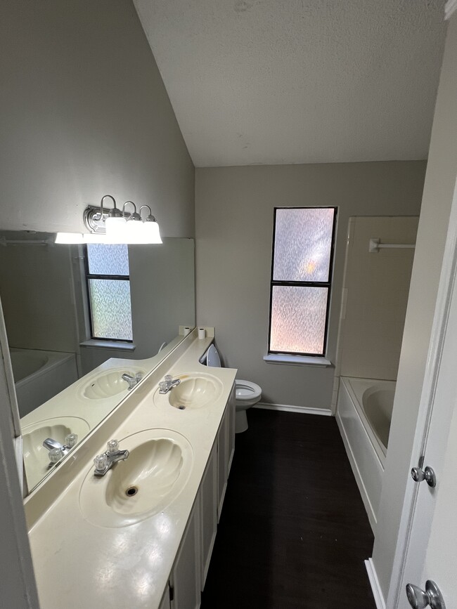 Double sink - 2303 Cactus Dr