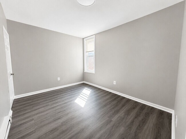 Building Photo - Spacious 3-Bedroom Rental with Front Porch, Backyard & Basement