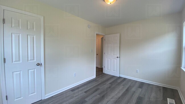 Building Photo - 2-Bed Home in Oakridge Community - Renovated