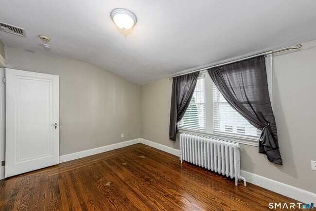 Building Photo - 186 School St