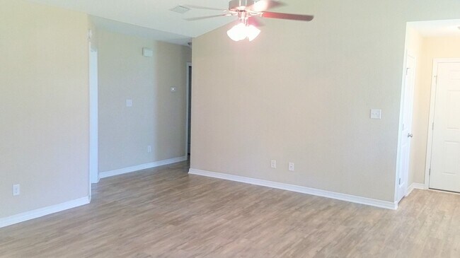 Primary Photo - Adorable home steps from Wolf Bay!