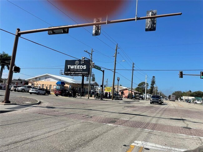 Building Photo - 828 S Tuttle Ave