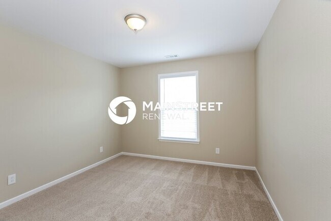 Building Photo - 4 Bedroom Pet-Friendly Home in Charlotte, NC with Main Street Renewal