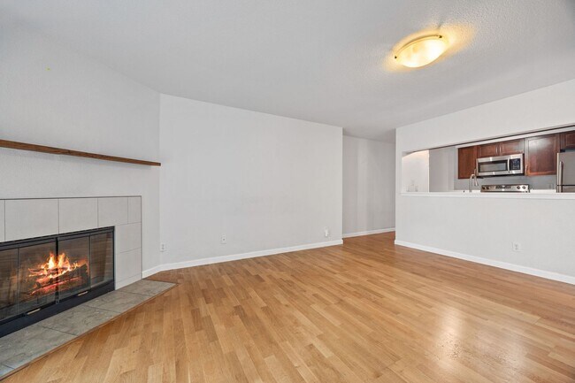 Building Photo - Location, Location!! 2-bedroom Condo in Ma...