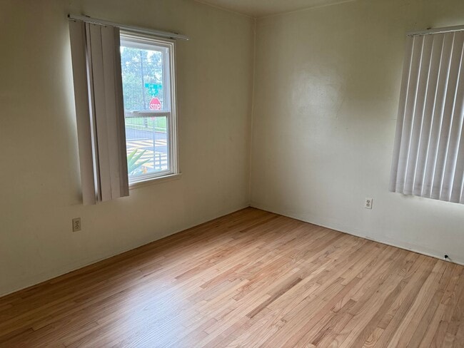 Building Photo - COMPLETELY REMODELLED 1 BEDROOM DUPLEX FOR LEASE!