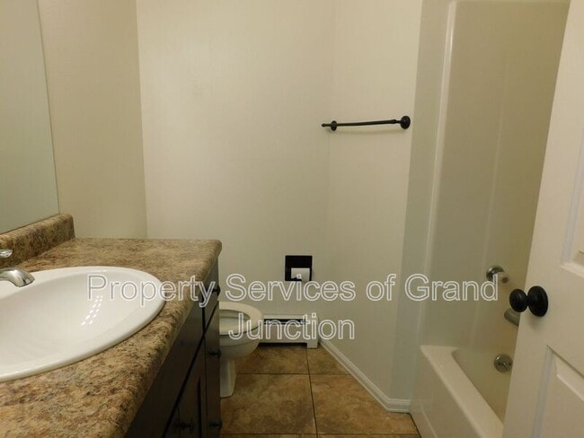 Building Photo - 3045 1/2 Stoneybrook Lane