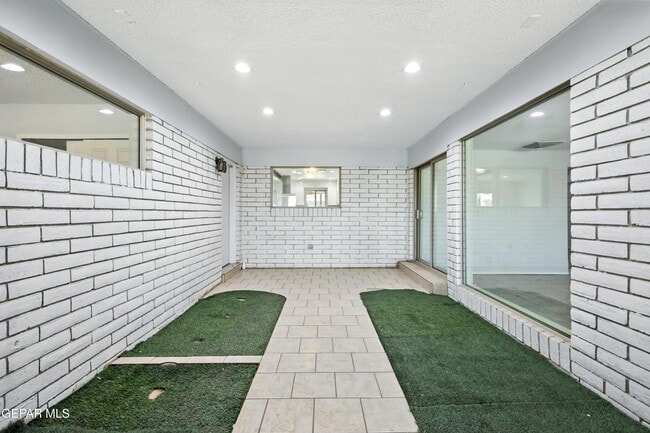 Building Photo - 9674 Stonehaven Dr