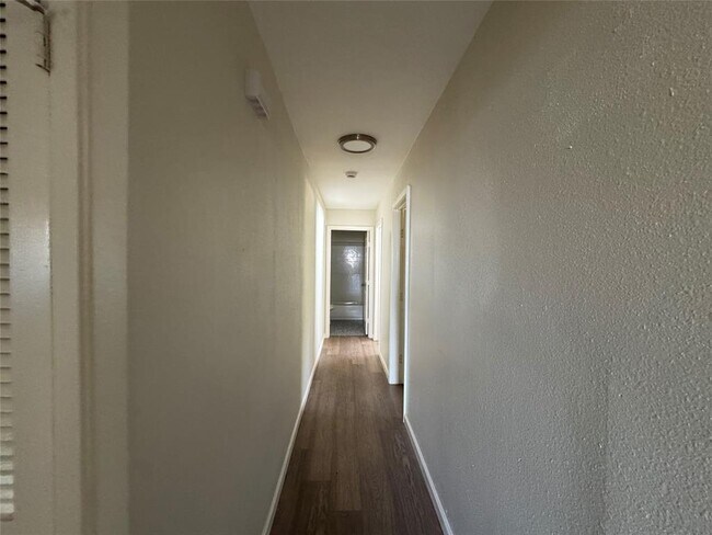 Building Photo - 9501 Quail Ct