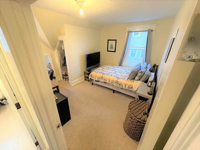 Building Photo - Monroe & 23rd St. Big 6 Bed 2 bath Home