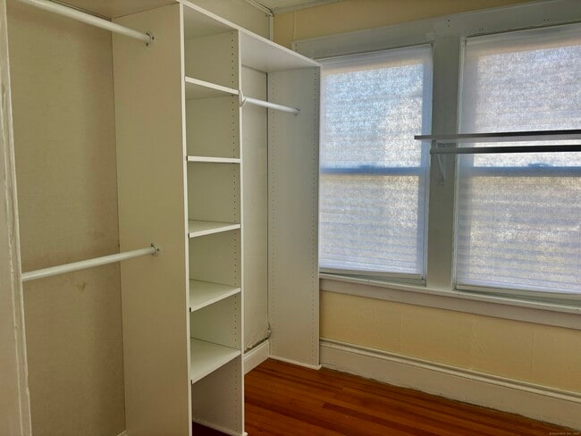 Building Photo - 39 Cove Ave